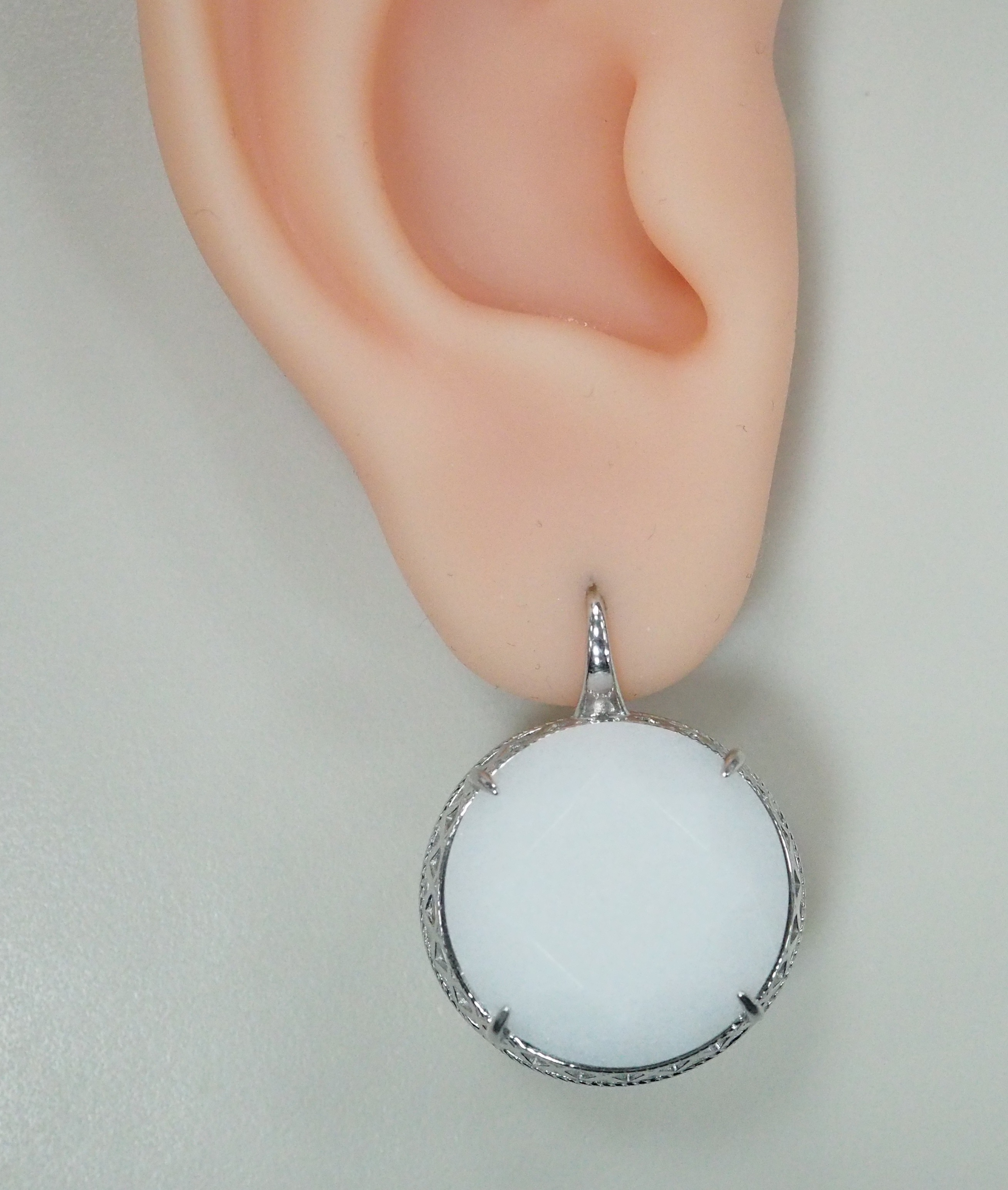 Серебряные серьги с белыми нефритами